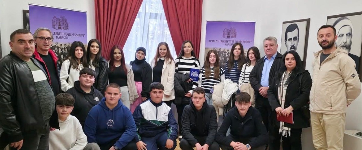 Nxënsit nga Kercova vizitë kulturore në Manastir për Ditën e Alfabetit Shqiptar