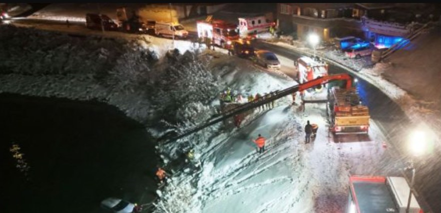 Zvicër: Shpëtohet babai me fëmijën, të zhytur në liqen, me makinë !