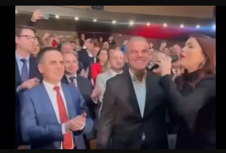Edona Llalloshi duke i kënduar djalit të Adem Jasharit (VIDEO)