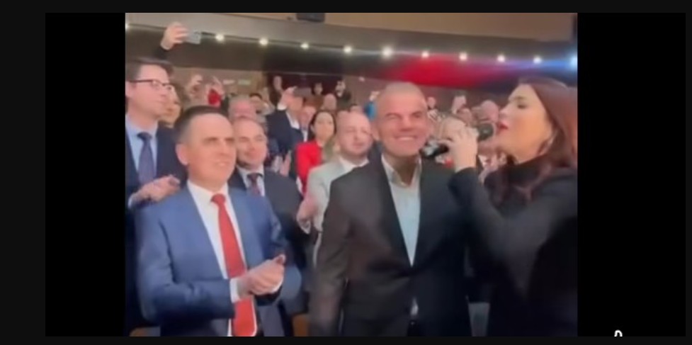 Edona Llalloshi duke i kënduar djalit të Adem Jasharit (VIDEO)