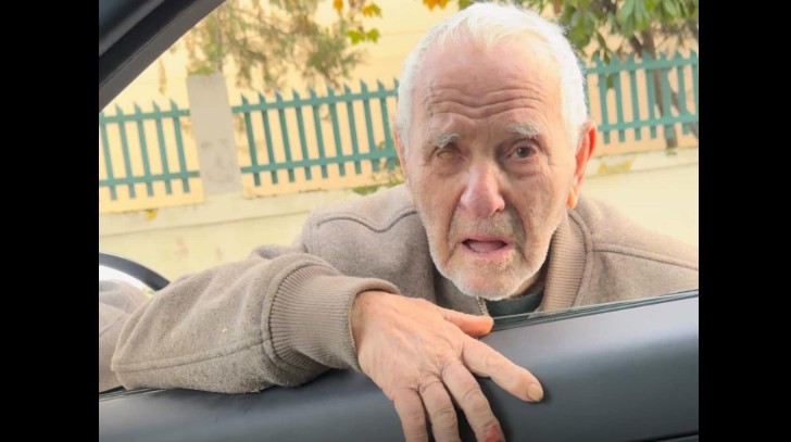 Shqipëri 92 vjeçari duke lypur rrugëve !