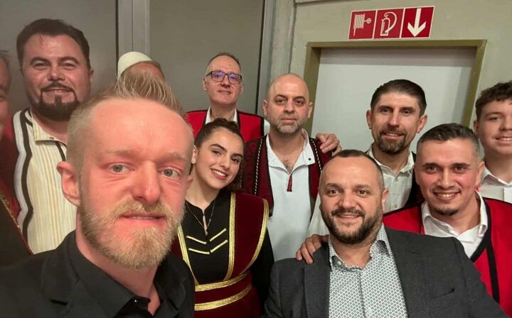 Performim i mrekullueshëm nga artistët kërçovarë dhe Vëllezërit Lleshaj për 28 Nëntorin