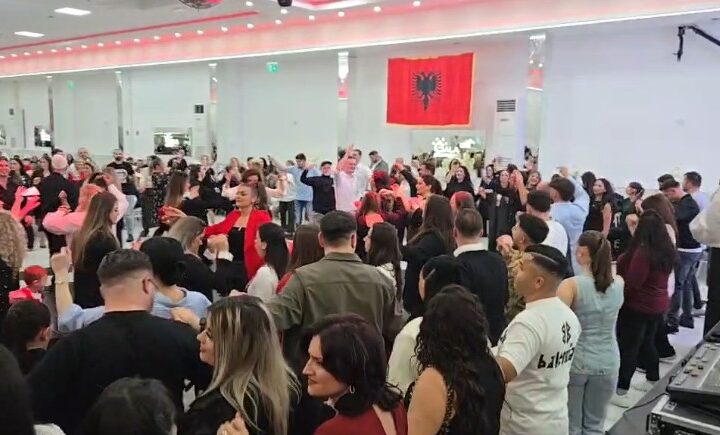 Duli e kallë atmosferen me Kërçovarët në Dortmund (VIDEO)