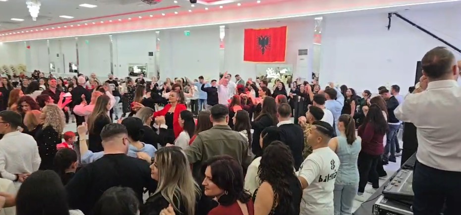 Duli e kallë atmosferen me Kërçovarët në Dortmund (VIDEO)