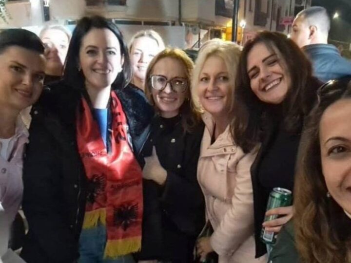 Tv Gurra: Lindita Jovanoska festoi me flamurë shqipëtarë