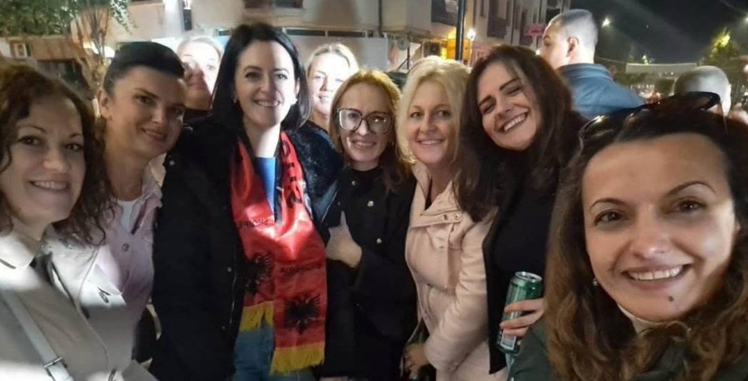 Tv Gurra: Lindita Jovanoska festoi me flamurë shqipëtarë