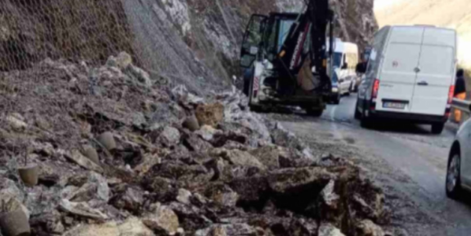 Rrëshqitje dheu në rrugën Kërçovë-Gostivar !