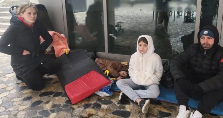 Mjerim! Familja shqiptare me 4 fëmijë fle prej 1 jave në shkallët e bashkisë së Montpellier-it në Francë!