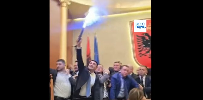 Situtat e tensionuar në parlamentin e Shqipëris ! (VIDEO)