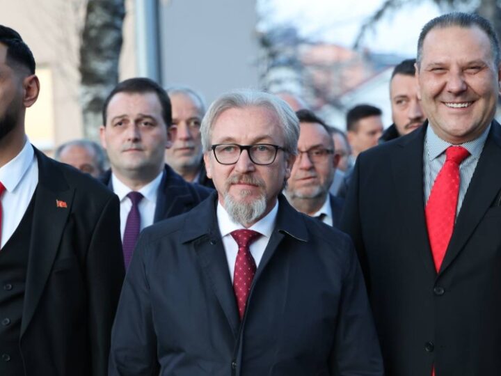 Historia shkruhet në Kërçovë: Lartësohet flamuri Turk. Shkruan Ayhan Sulkovski