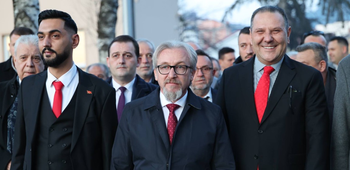 Historia shkruhet në Kërçovë: Lartësohet flamuri Turk. Shkruan Ayhan Sulkovski