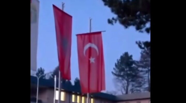 Ngritja e flamurit Turk në Kërçovë (VIDEO)