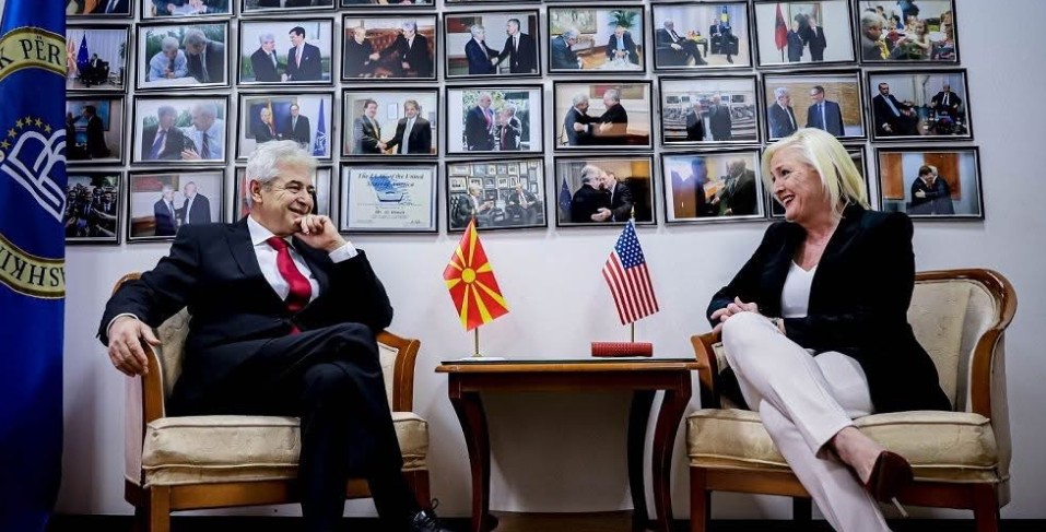 A po i bën presion Amerika Ali Ahmetit që të bëjë ndryshime ?