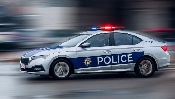 Rrah tre policë brenda stacionit policor – i bën për spital! Arrestohet