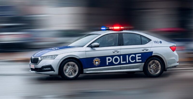 Tentoi t’i presë gishtat djalit 5-vjeçar arrestohet nëna !?