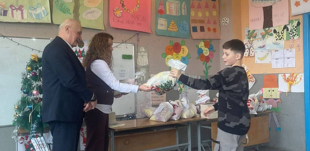 Prof. Dr. Sadik Emroja dhuron dhurata për nxënësit e shkollës në Drogomisht të Vogël