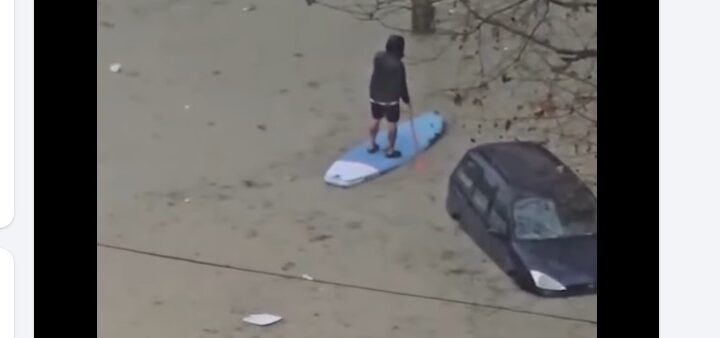 Shqipëri: Surfing në rruget e përmbytura ! (VIDEO)