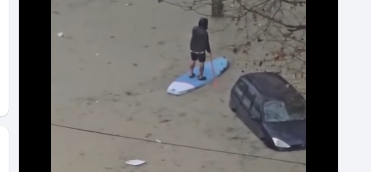 Shqipëri: Surfing në rruget e përmbytura ! (VIDEO)