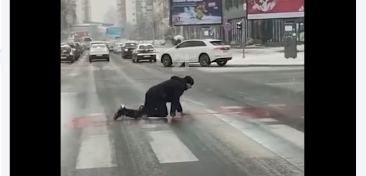 Qytetari ec këmbadoras në vizëbardha për të mos rrëshqitur ! (VIDEO)