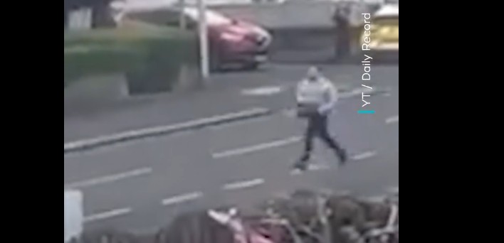 Shqiptari duke e ndjekur policin në Angli me sharrë elektrike (VIDEO)