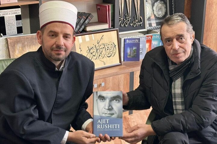Shaban Dalipi i dhuron librin “AJET RUSHITI në sfidat e rrugëtimit atdhetar” Myftiut Qamil Rushiti