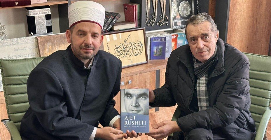 Shaban Dalipi i dhuron librin “AJET RUSHITI në sfidat e rrugëtimit atdhetar” Myftiut Qamil Rushiti