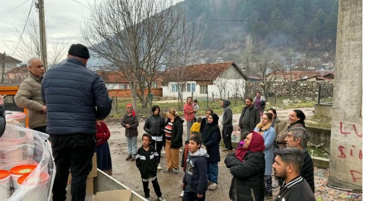 Komuna e Kërçovës siguroi dhe shpërndau ndihmë materiale për familjet e prekura nga përmbytjet (FOTO)