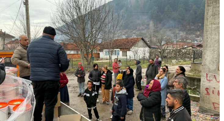 Komuna e Kërçovës siguroi dhe shpërndau ndihmë materiale për familjet e prekura nga përmbytjet (FOTO)