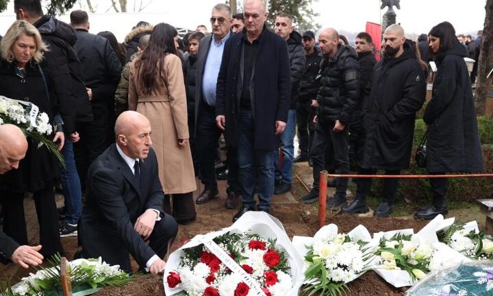 I jepet lamtumira e fundit Hekuran Hoxhës, në varrim merr pjesë edhe Ramush Haradinaj