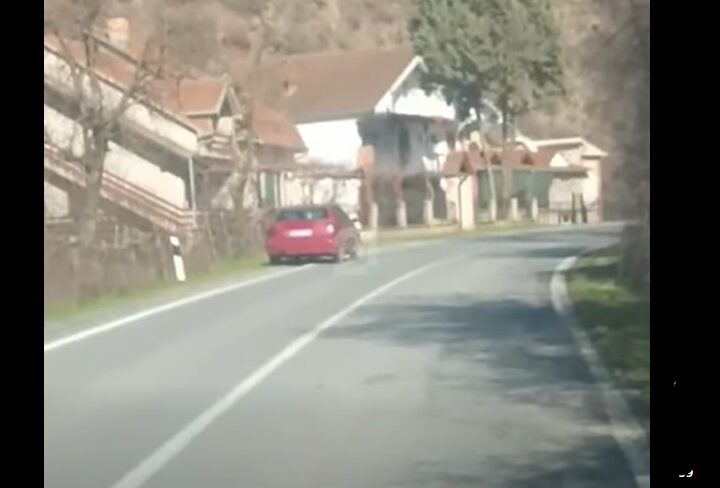 Shihni çka bën ky shofer në rrugën drejt Kërçovës ? (VIDEO)