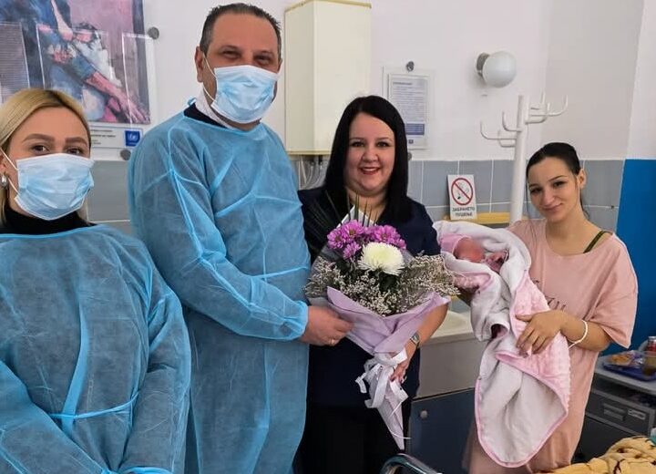 Kryetari Aleksandar Jovanoski vizitoi foshnjën e parë të lindur në Kërçovë