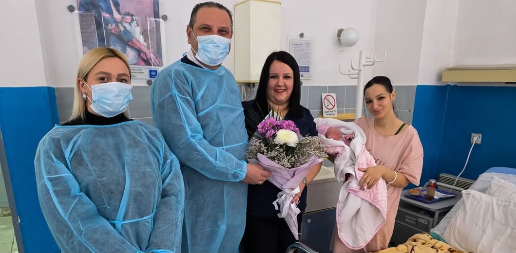 Kryetari Aleksandar Jovanoski vizitoi foshnjën e parë të lindur në Kërçovë