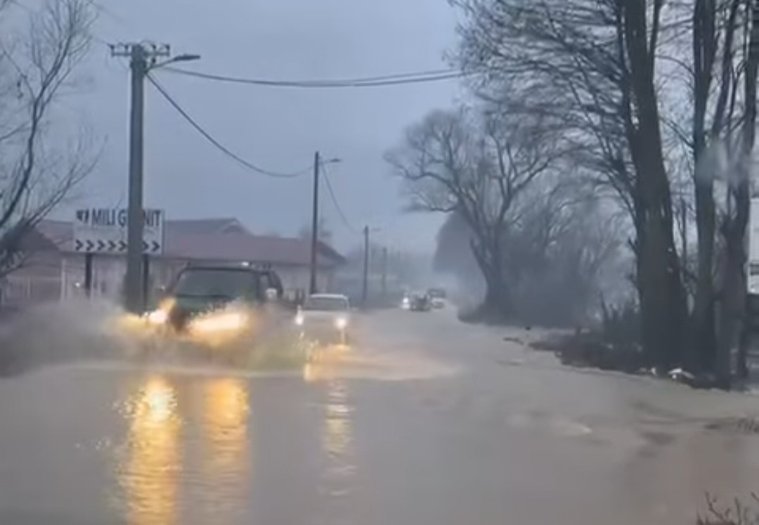 Maqedonia përfshihet nga moti i ligë, disa lumenj dalin nga shtrati i tyre !