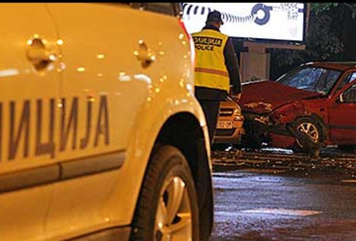 Një person ndërroi jetë, dy të tjerë të lënduar rëndë në tri aksidente rrugore ?