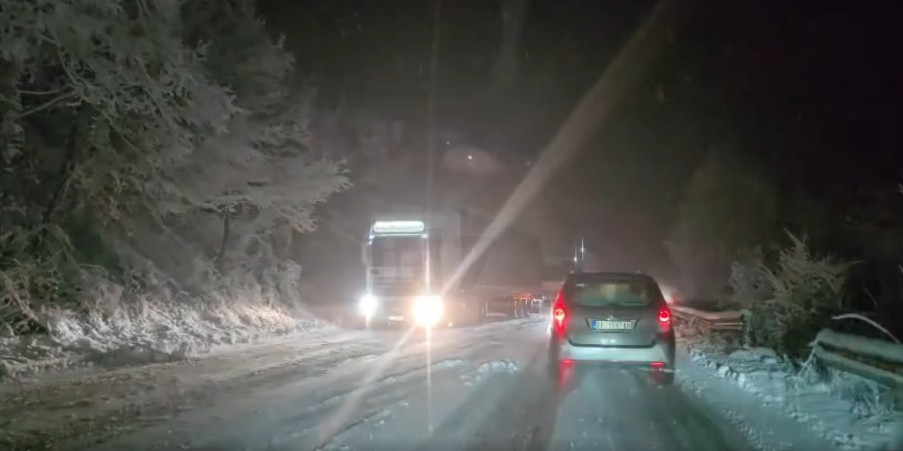 Vështirësi qarkullimi në rrugën Kërçovë – Strugë (VIDEO)