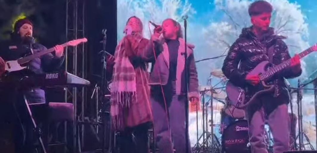 Muzika shqipe jehoi në qendër të Kërçovës në natën e Vitit të Ri, festë që solli unitet qytetar