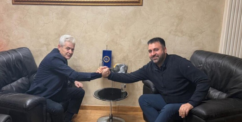 Ali Ahmeti dhe Arjanit Hoxha shtrijnë dorën e bashkimit!