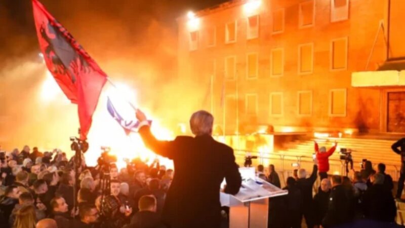 Eskalon protesta në Tiranë, 13 të lënduar, mes tyre protestues, policë, gazetarë dhe kalimtarë !