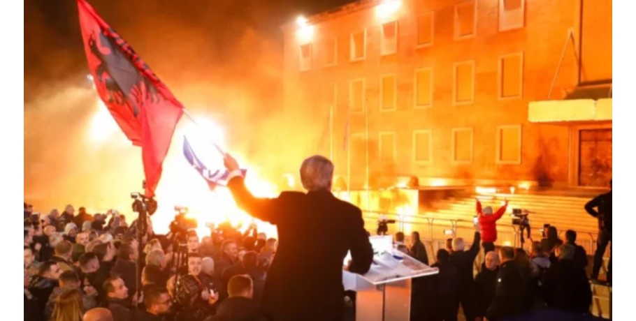 Shqipëria në flake! Sulmhet kryeministria? (VIDEO)