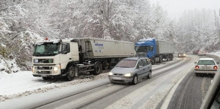 Ndalesë për kamionat në Strazhë