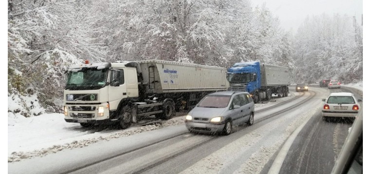 Ndalesë për kamionat në Strazhë
