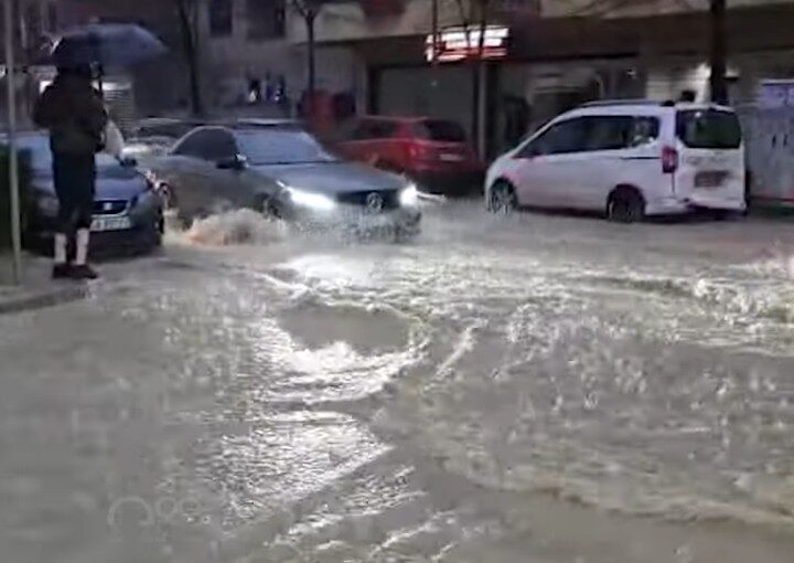 Reshje të dendura shiu në të gjithë vendin. Përmbyten rrugët ! (VIDEO)
