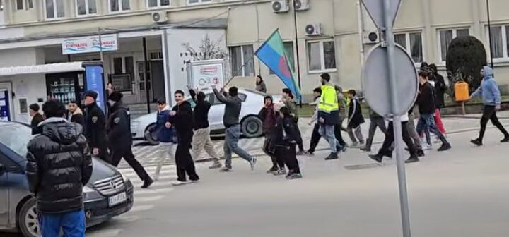 Protestë e komunitetit rom në Kërçovë: Kërkohen të drejta sociale dhe kundërshtohet “Safe City” (VIDEO)