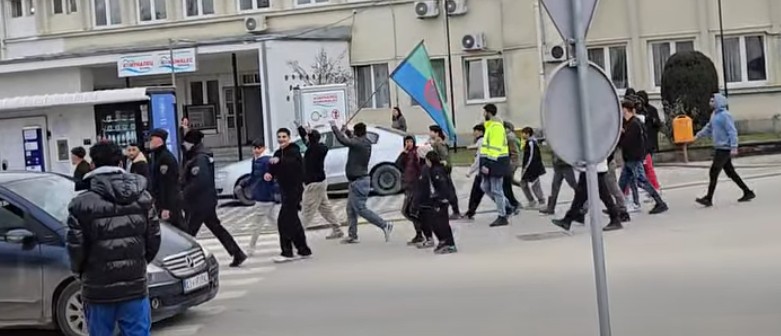 Protestë e komunitetit rom në Kërçovë: Kërkohen të drejta sociale dhe kundërshtohet “Safe City” (VIDEO)