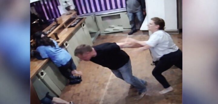 Gruaja e rreh burrin me grushta në mes të bastores (VIDEO)