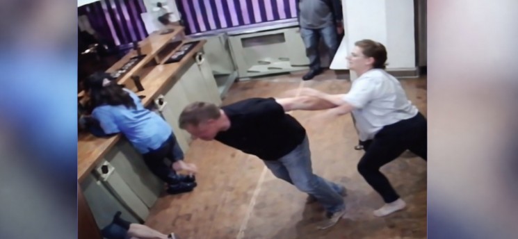 Gruaja e rreh burrin me grushta në mes të bastores (VIDEO)