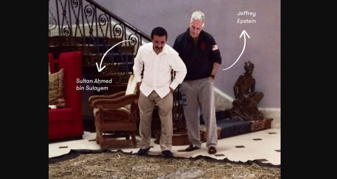 Epstein vendos copë të kisvas së Qabes në dysheme si tepih ?