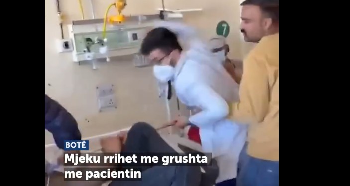Ndodh dhe kjo ! Mjeku rrihet me grushta me pacientin ? (VIDEO)