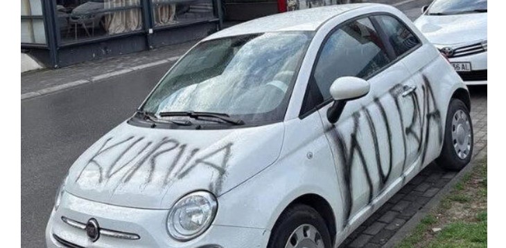 Vandalizohet një veturë “Fiat 500” ! Mbushet me mbishkrime fyese