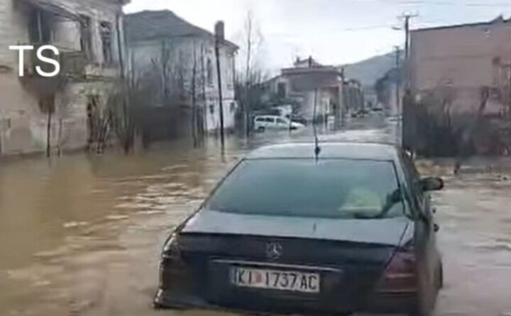 Pas shiut në Kërçovë, rrugët bëhen lumenj veturat i mbulon uji (VIDEO)